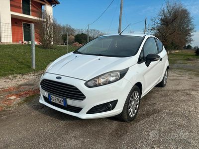 Usata Ford Fiesta 75 CV (55 kW) 2013 Bianco Utilitaria