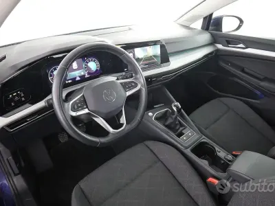 Usata VW Golf VIII Life 110 CV (80 kW) 2023 Atlantic blue Berlina
