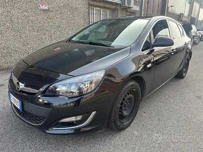 Usata Opel Astra Cosmo 100 CV (73 kW) 2014 Nero Berlina