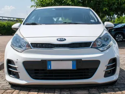 Usata Kia Rio 83 CV (61 kW) 2015 Bianco Berlina