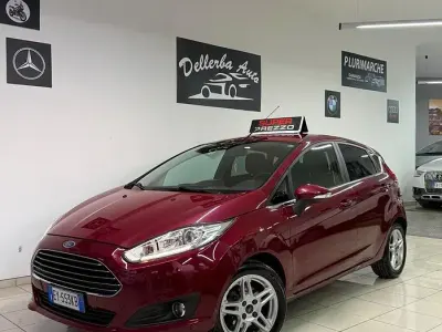 Usata Ford Fiesta Titanium 75 CV (55 kW) 2015 Rosso Utilitaria