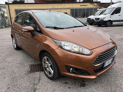 Usata Ford Fiesta Ambiente 75 CV (55 kW) 2013 Arancione Utilitaria