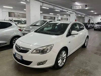 Usata Opel Astra Cosmo 140 CV (102 kW) 2010 Bianco Berlina