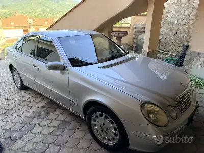 Usata Mercedes E220 143 CV (105 kW) 2005 Grigio Berlina