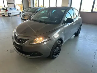 Usata Lancia Ypsilon Silver 69 CV (50 kW) 2022 Grigio scuro Utilitaria