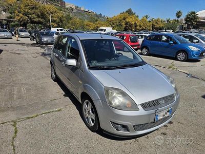 Usata Ford Fiesta Ghia 67 CV (49 kW) 2007 Grigio Utilitaria