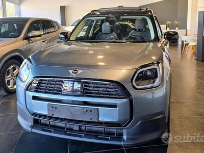 Verde Usata 2024 Mini Cooper Countryman Favoured SUV | 46.900 €