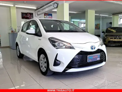 Usata Toyota Yaris Cool 75 CV (55 kW) 2017 Bianco Utilitaria