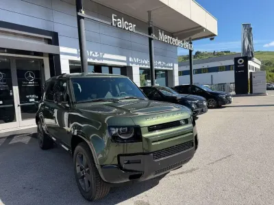 Nuova Land Rover Defender SE Dynamic 200 CV (147 kW) 2026 Patagonia green SUV