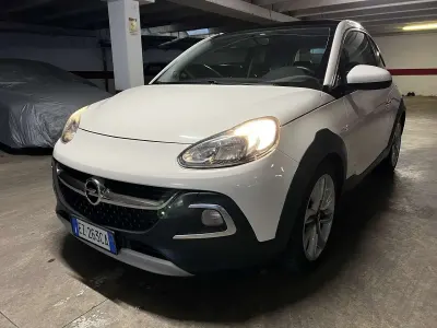Usata Opel Adam Rocks 69 CV (50 kW) 2015 Bianco Utilitaria