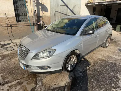 Usata Lancia Delta Gold 105 CV (77 kW) 2013 Argento Utilitaria