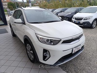 Używany Kia Stonic Style 82 KM (60 kW) 2022 Biały SUV