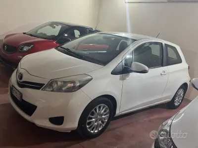 Usata Toyota Yaris 69 CV (50 kW) 2013 Bianco Utilitaria