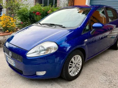 Usata Fiat Grande Punto Emotion 75 CV (55 kW) 2006 Bluazzurro Utilitaria