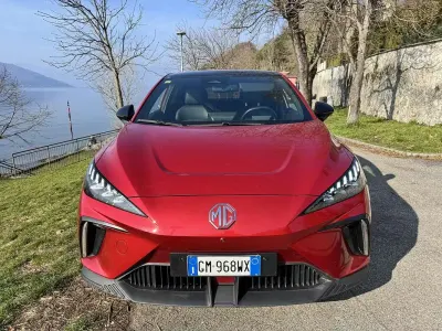 Usata MG MG4 EV Luxury 150 kW (204 CV) 2023 Rosso Utilitaria
