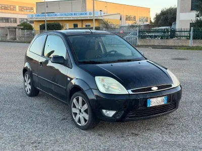 Usata Ford Fiesta 68 CV (50 kW) 2006 Nero Utilitaria