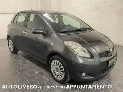 Usata Toyota Yaris Sol 69 CV (50 kW) 2010 Grigio Utilitaria