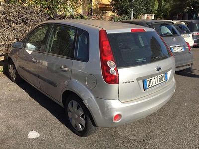 Usata Ford Fiesta Ghia 75 CV (55 kW) 2006 Argento Berlina