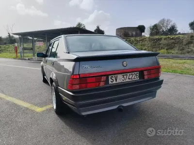 Usata Alfa Romeo 75 148 CV (108 kW) 1990 Grigio Berlina