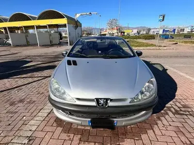 Usata Peugeot 206 CC 110 CV (80 kW) 2001 Grigio Cabrio