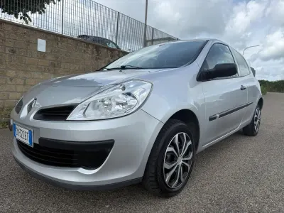 Usata Renault Clio II Authentique 58 CV (42 kW) 2004 Grigio Berlina