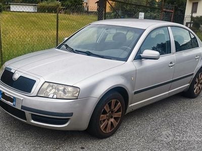 Usata Skoda Superb 130 CV (95 kW) 2004 Grigio Berlina
