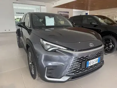 Uusi Lexus LBX 136 HP (100 kW) 2026 Harmaa Katumaasturi