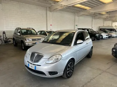 Usata Lancia Ypsilon 60 CV (44 kW) 2010 Argento Utilitaria