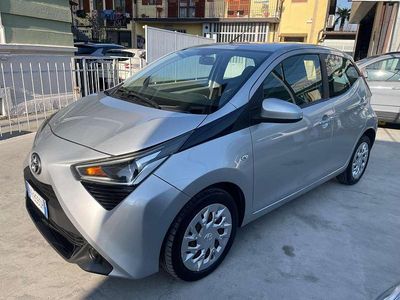 Usata Toyota Aygo Cool 69 CV (50 kW) 2018 Argento Utilitaria