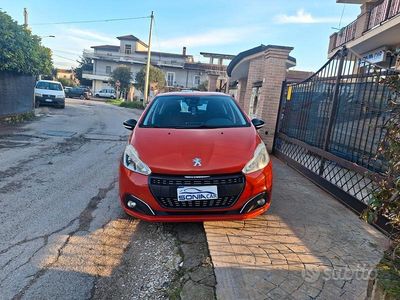 Usata Peugeot 208 Allure 75 CV (55 kW) 2015 Arancione Utilitaria