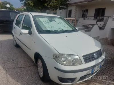 Begagnad Fiat Punto 69 HK (50 kW) 2004 Vit Halvkombi