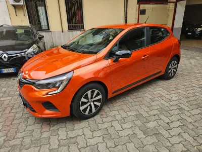 Usata Renault Clio V SE 67 CV (49 kW) 2023 Arancione Berlina
