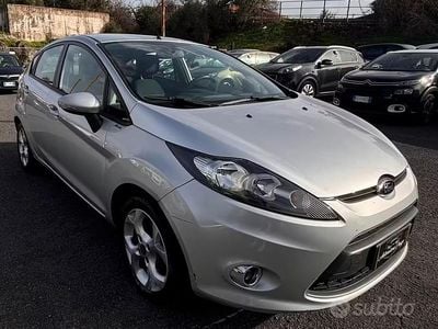 Usata Ford Fiesta Titanium 70 CV (51 kW) 2012 Grigio Utilitaria