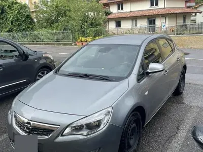 Usata Opel Astra 95 CV (69 kW) 2010 Grigio Monovolume
