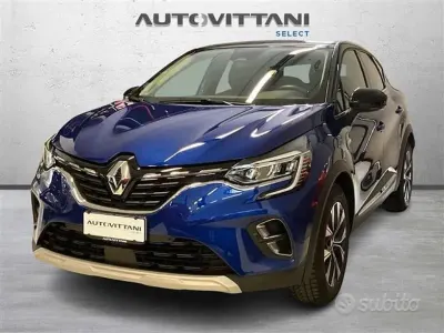 Usata Renault Captur Intens 101 CV (74 kW) 2023 Blu scuro SUV