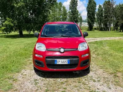 Usata Fiat Panda Lounge 69 CV (50 kW) 2013 Rosso Utilitaria