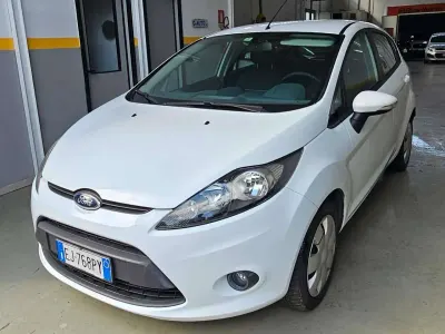 Usata Ford Fiesta Business Edition 97 CV (71 kW) 2011 Bianco Berlina