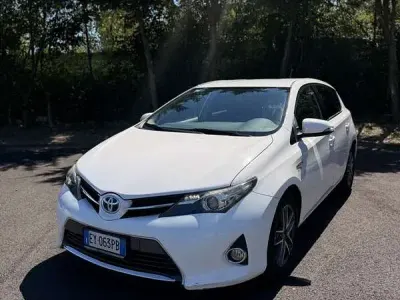 Usata Toyota Auris Hybrid Lounge 99 CV (72 kW) 2015 Berlina