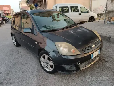 Usata Ford Fiesta 68 CV (50 kW) 2008 Grigio Utilitaria