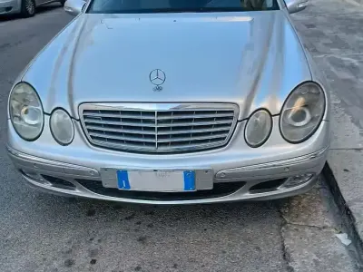 Usata Mercedes E270 177 CV (130 kW) 2003 Grigio Berlina