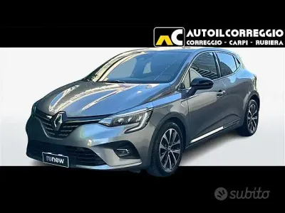 Używany Renault Clio V Intens 101 KM (74 kW) 2023 Szary Sedan/Limuzyna
