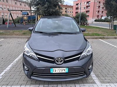 Usata Toyota Verso 2014 Grigio Monovolume