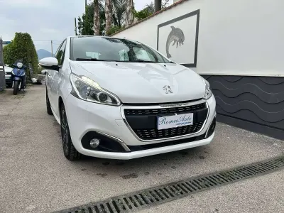 Usata Peugeot 208 Active 68 CV (50 kW) 2015 Bianco Utilitaria