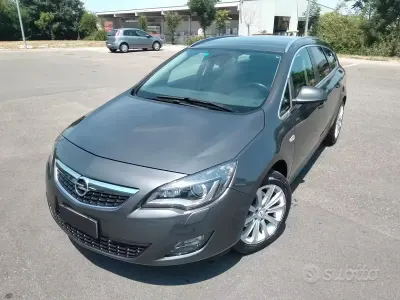 Usata Opel Astra Cosmo 160 CV (117 kW) 2010 Grigio Station wagon