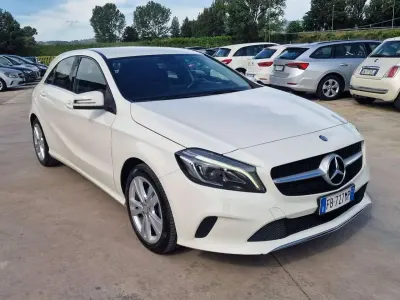 Usata Mercedes A180 Premium 109 CV (80 kW) 2015 Bianco Utilitaria