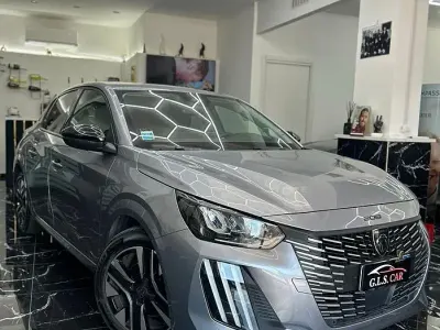 Usata Peugeot 208 Allure 101 CV (74 kW) 2025 Grigio Utilitaria