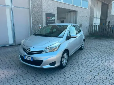 Usata Toyota Yaris Lounge 69 CV (50 kW) 2012 Grigio Utilitaria