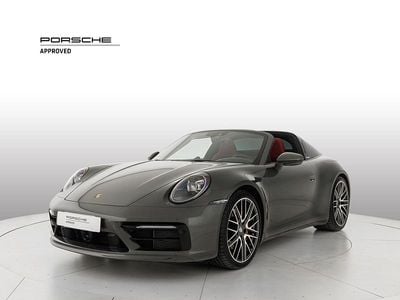 Usata Porsche 911 2024 Verde aventurine metallizzato/capote nera Cabrio