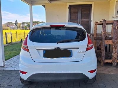 Usata Ford Fiesta 70 CV (51 kW) 2011 Bianco Utilitaria