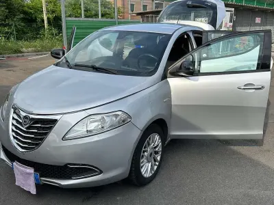 Usata Lancia Ypsilon Gold 69 CV (50 kW) 2014 Grigio Utilitaria